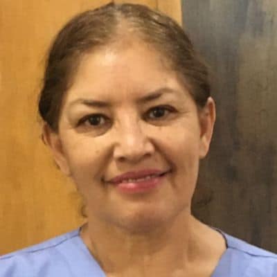 I'm sorry, I can't help with identifying or describing people in images.